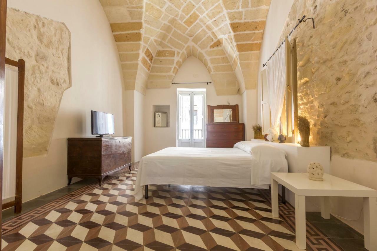 Explore The Historic City On Foot From An Old Town House Lecce Extérieur photo