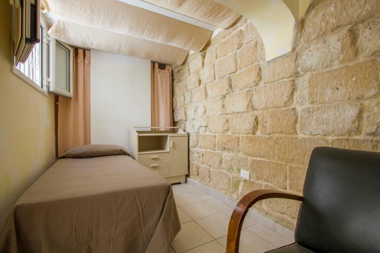 Explore The Historic City On Foot From An Old Town House Lecce Extérieur photo
