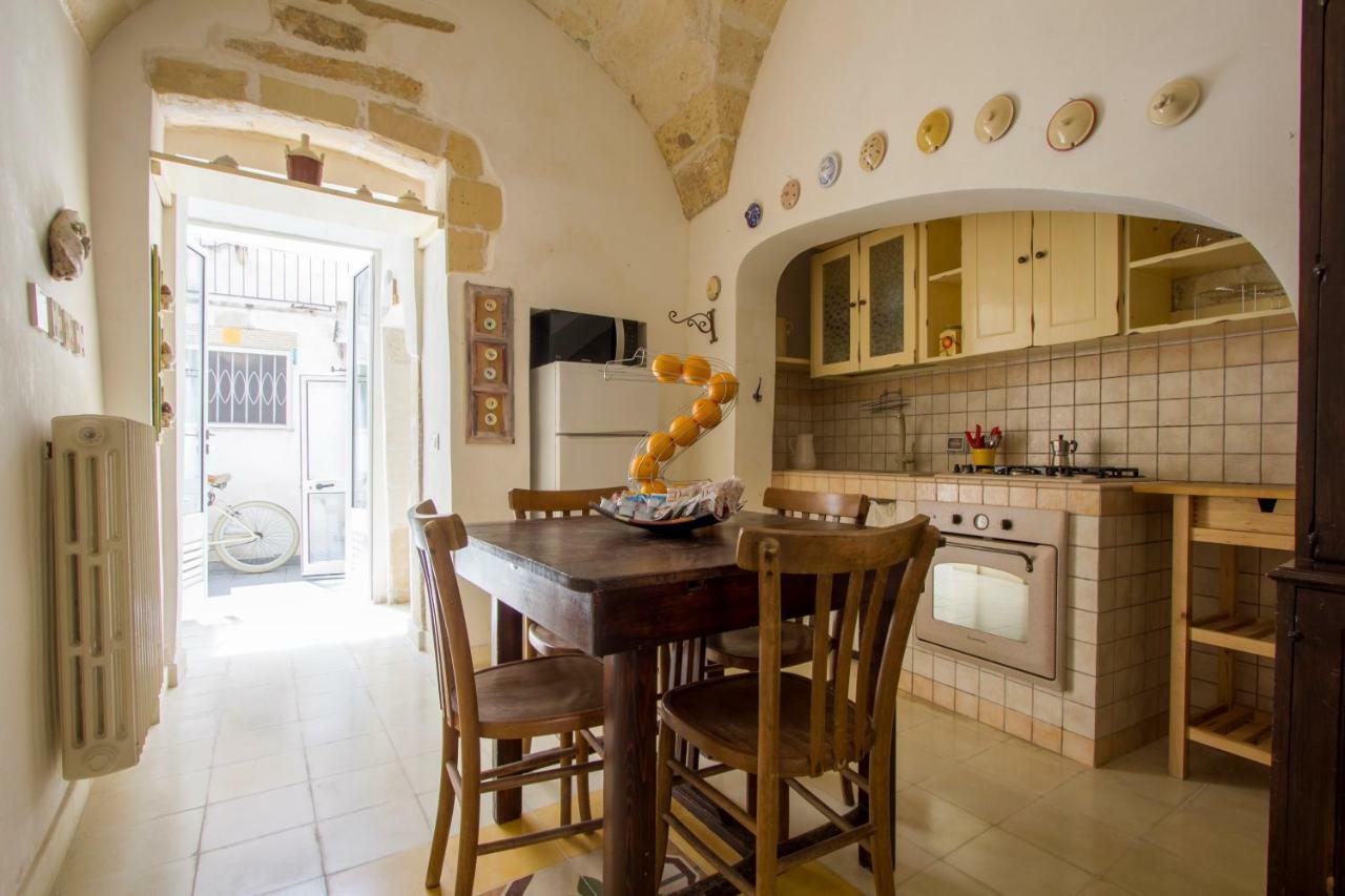 Explore The Historic City On Foot From An Old Town House Lecce Extérieur photo